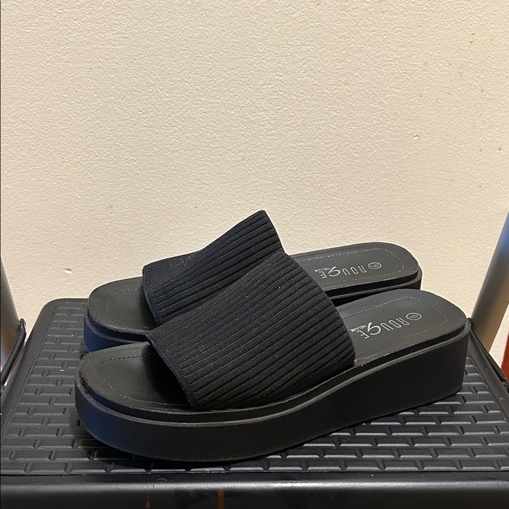 Rouge Helium Black Slide Sandals